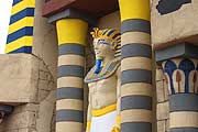 5 m Meter hoch aus Legosteinen: die Pharao-Statue vor der Tempel X-pedition (©Foto: Ella O'Connor)